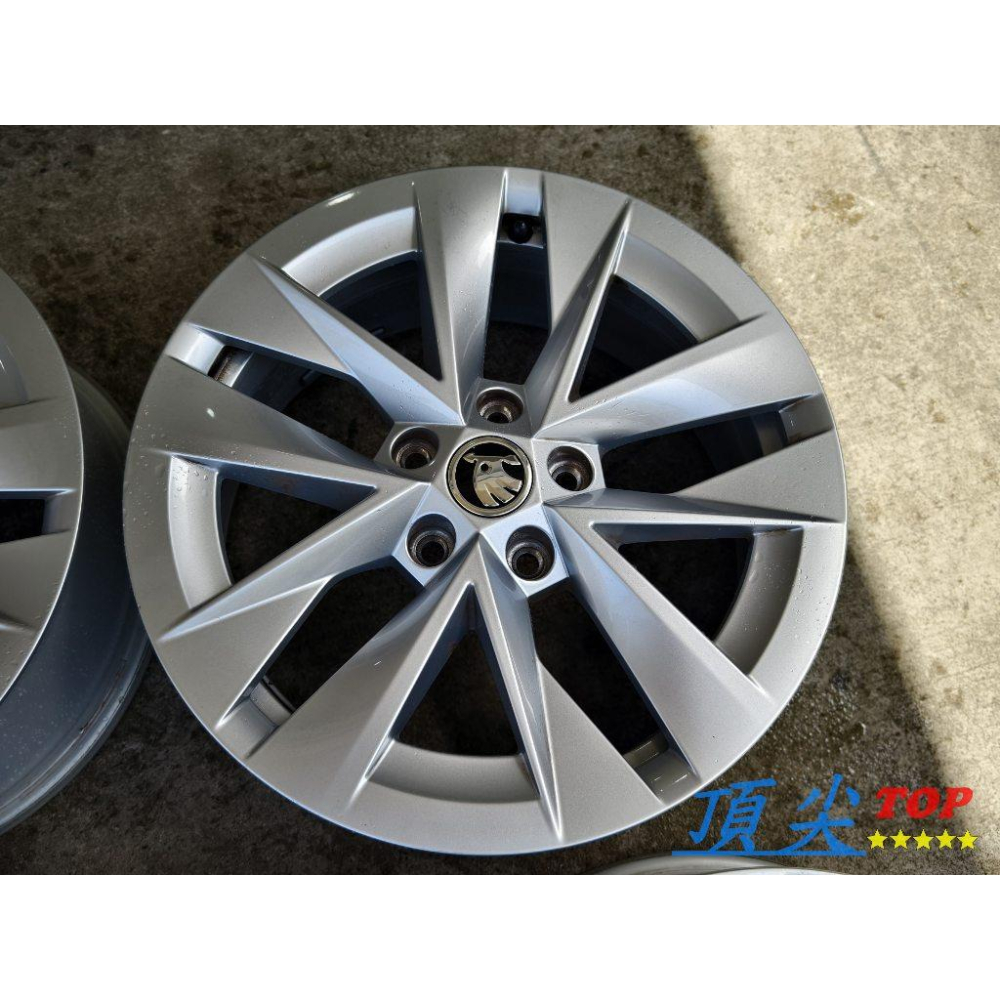 【頂尖】優質中古鋁圈 SKODA原廠鋁圈 17吋 7J ET46 5X112 一顆正面有傷 無變形 一套6000-細節圖4