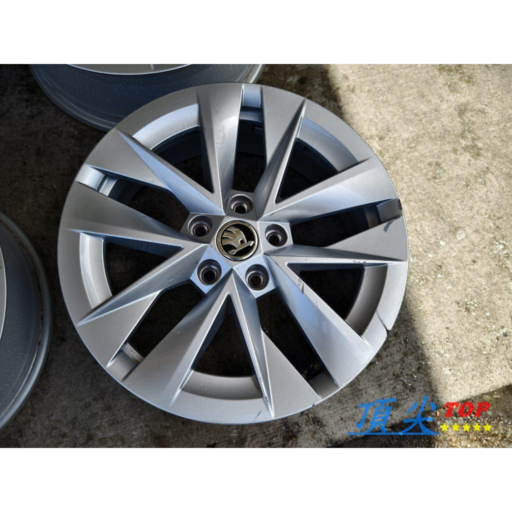 【頂尖】優質中古鋁圈 SKODA原廠鋁圈 17吋 7J ET46 5X112 一顆正面有傷 無變形 一套6000-細節圖5