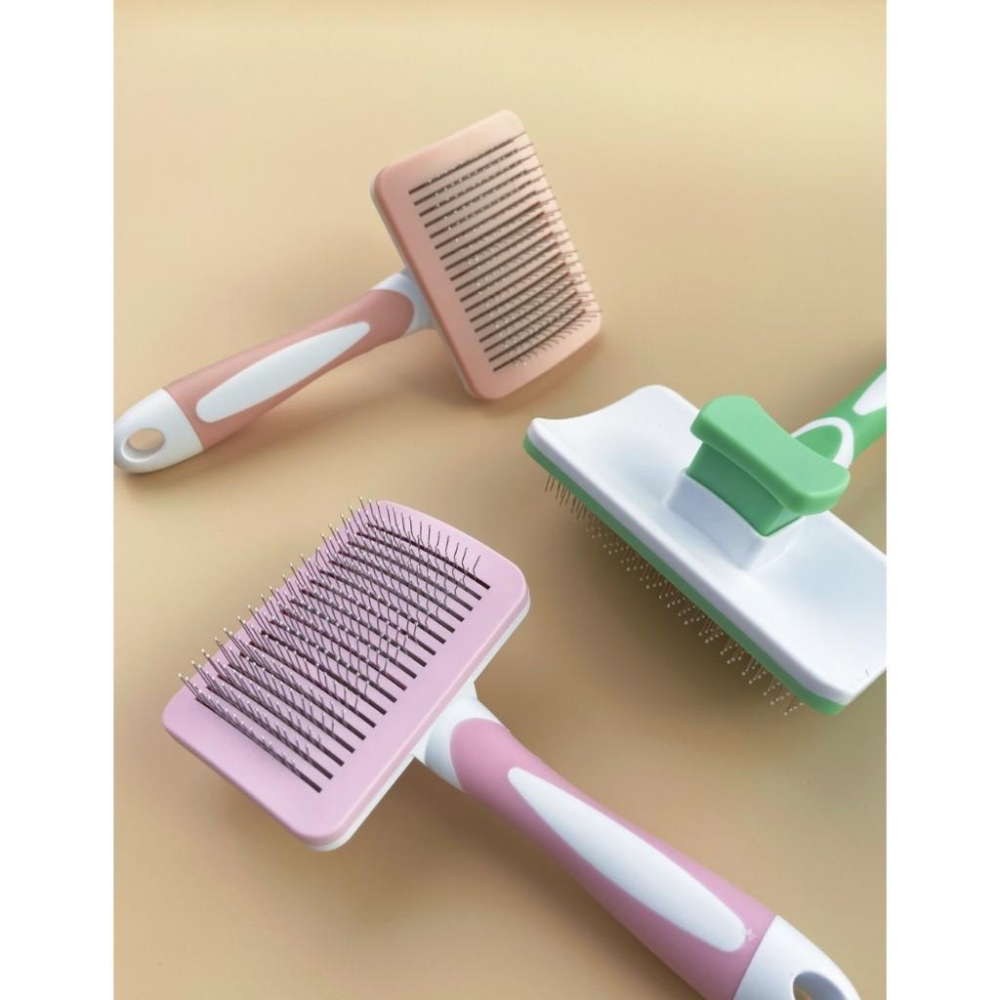 【寵物來了 台灣現貨】- 汪喵日總匯 粉彩自動去毛梳 寵物美容梳 寵物美容 寵物去毛梳 寵物針梳 梳貓毛-細節圖3