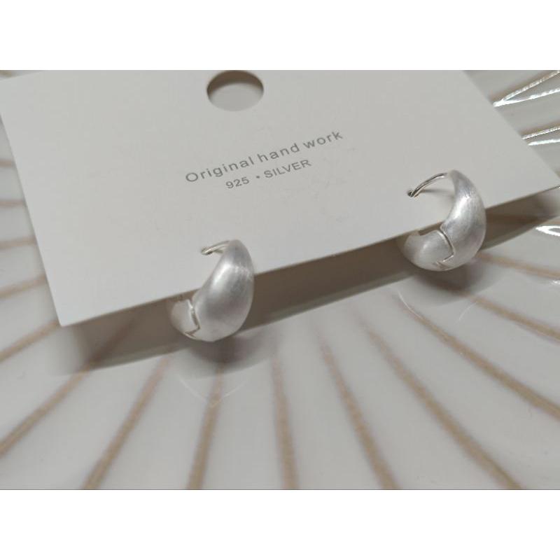 貓町選品🐯耳環 台灣現貨 髮絲磨沙質感 幾何耳環 小眾時尚 氣質輕奢高級感百搭耳飾-細節圖3