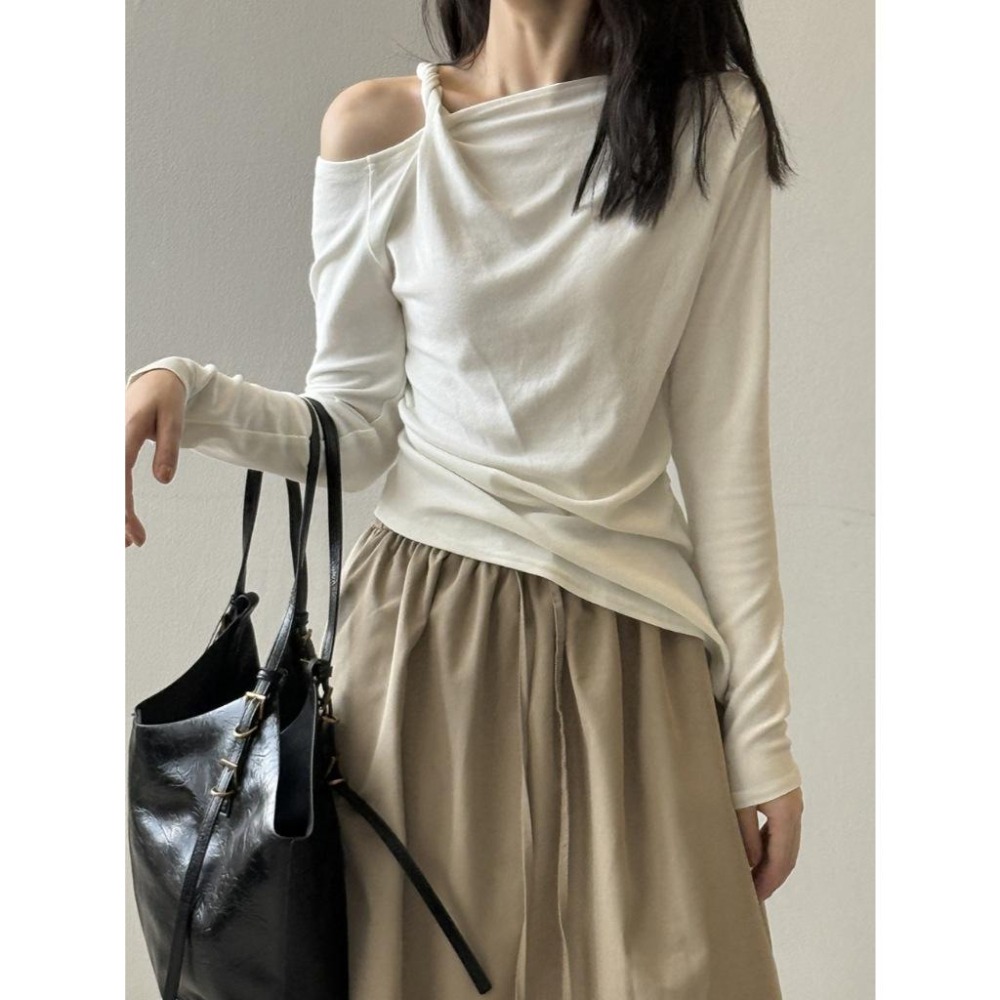 貓町選品🐯Y82572【設計感】秋季 不對稱領口長袖上衣 女 修身顯瘦 韓系百搭 條紋/白/咖/黑-細節圖6