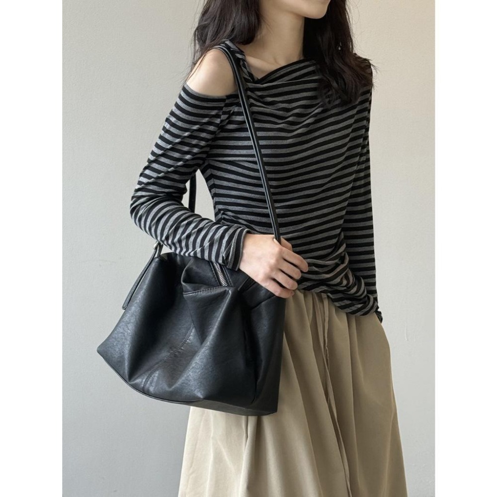 貓町選品🐯Y82572【設計感】秋季 不對稱領口長袖上衣 女 修身顯瘦 韓系百搭 條紋/白/咖/黑-細節圖8