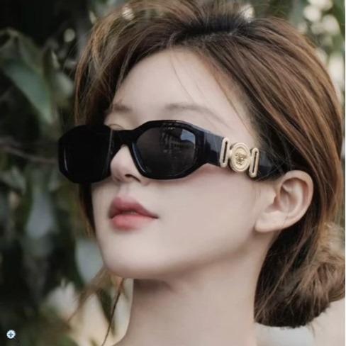 【輕鬆購精品百貨】VERSACE 鏡腳金色女王頭 六邊幾何鏡框 黑色墨鏡 趙露思同款 VE4361 GB1/87-細節圖4