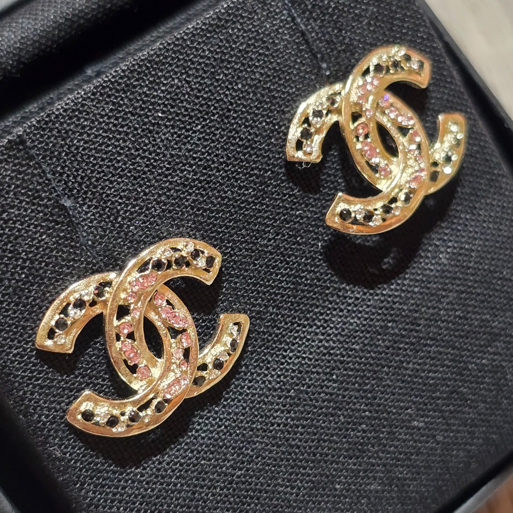 【輕鬆購精品百貨】CHANEL 香奈兒 雙C 粉黑拼鑽金色耳針 耳環-細節圖2