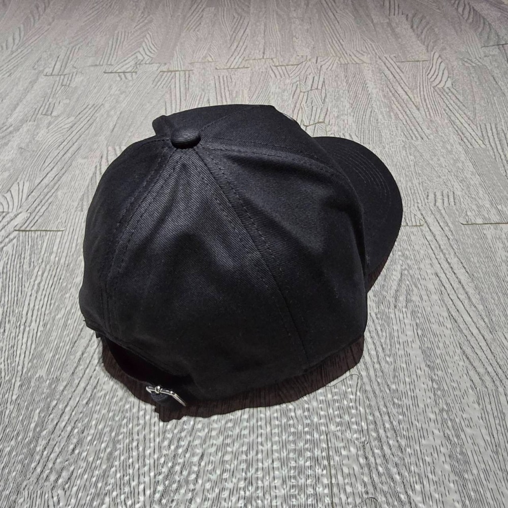 【輕鬆購精品百貨】KARL LAGERFELD 卡爾 老佛爺立體縫線黑色鴨舌帽-細節圖2