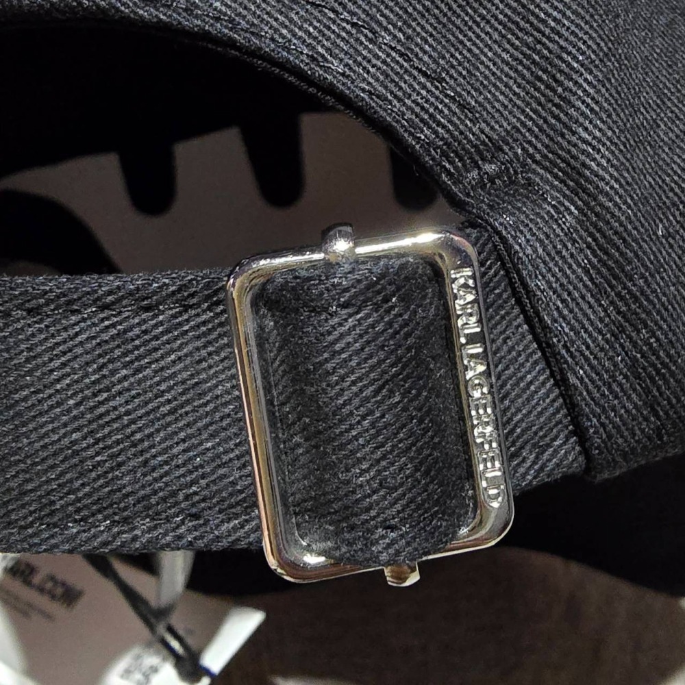 【輕鬆購精品百貨】KARL LAGERFELD 卡爾 老佛爺立體縫線黑色鴨舌帽-細節圖3