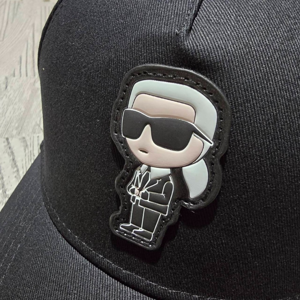 【輕鬆購精品百貨】KARL LAGERFELD 卡爾 老佛爺立體縫線黑色鴨舌帽-細節圖4