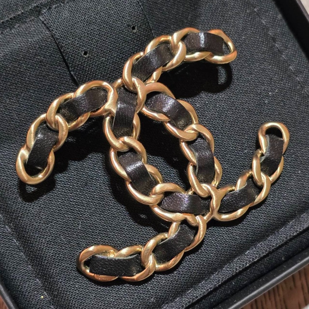 【輕鬆購精品百貨】✨️免運✨️CHANEL 香奈兒 皮穿鍊金色胸針-細節圖2