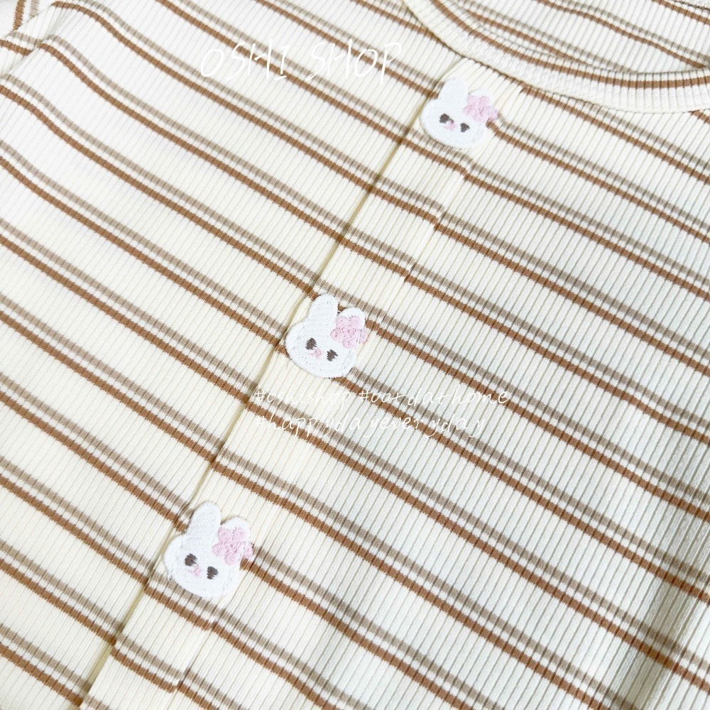 #1747 萌兔排釦木耳邊上衣-細節圖2