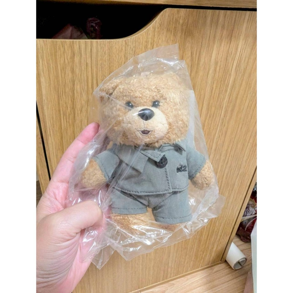 Ted2 泰迪熊 熊麻吉 正版娃娃吊飾鑰匙圈（白帽T/西裝/夏日襯衫）-細節圖3