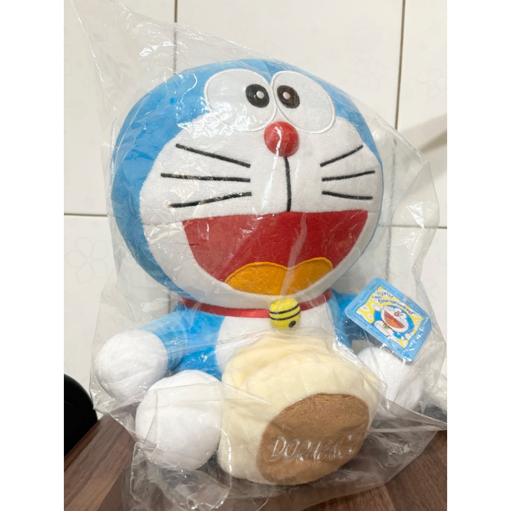 正版授權 日本卡通哆啦a夢娃娃 多啦a夢抱銅鑼燒玩偶 多拉a夢坐姿手機置物款娃娃 小叮噹玩偶擺設禮物-細節圖2