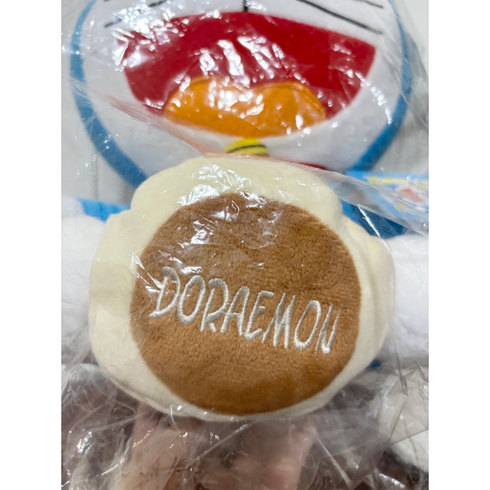 正版授權 日本卡通哆啦a夢娃娃 多啦a夢抱銅鑼燒玩偶 多拉a夢坐姿手機置物款娃娃 小叮噹玩偶擺設禮物-細節圖3