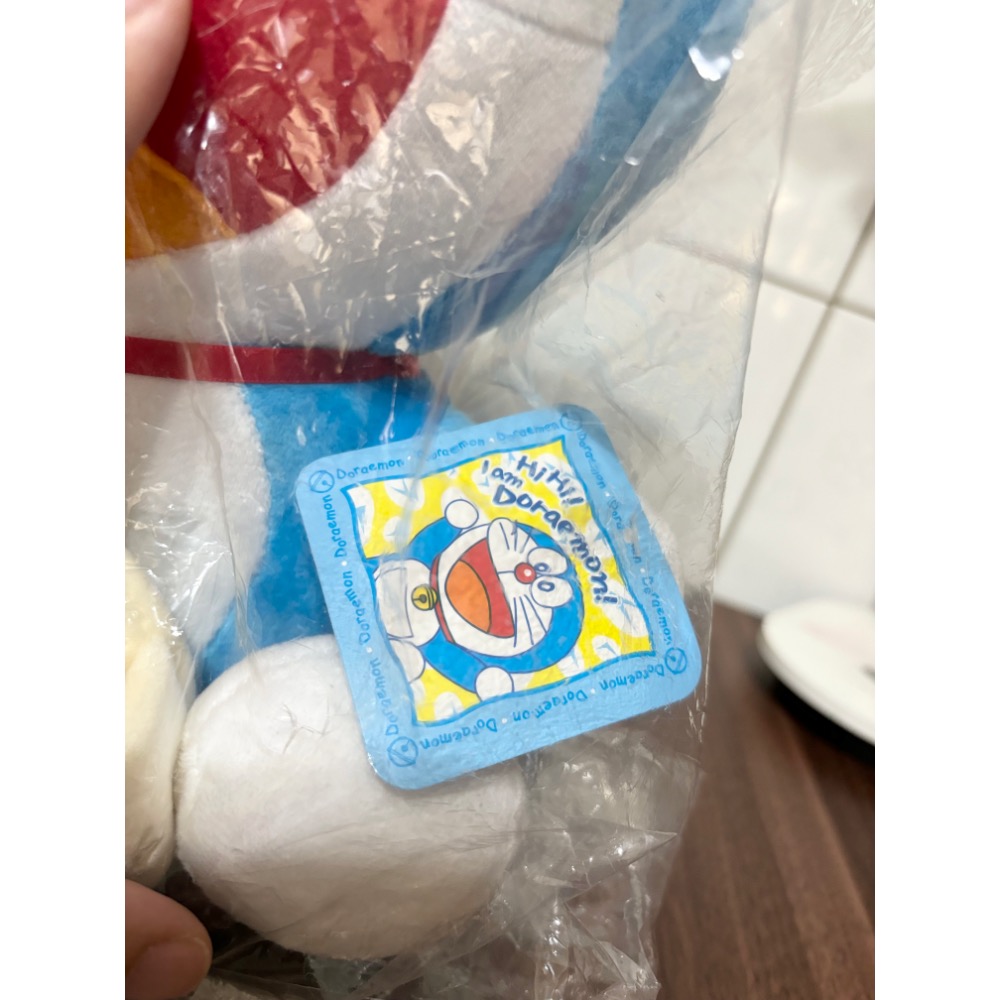 正版授權 日本卡通哆啦a夢娃娃 多啦a夢抱銅鑼燒玩偶 多拉a夢坐姿手機置物款娃娃 小叮噹玩偶擺設禮物-細節圖4