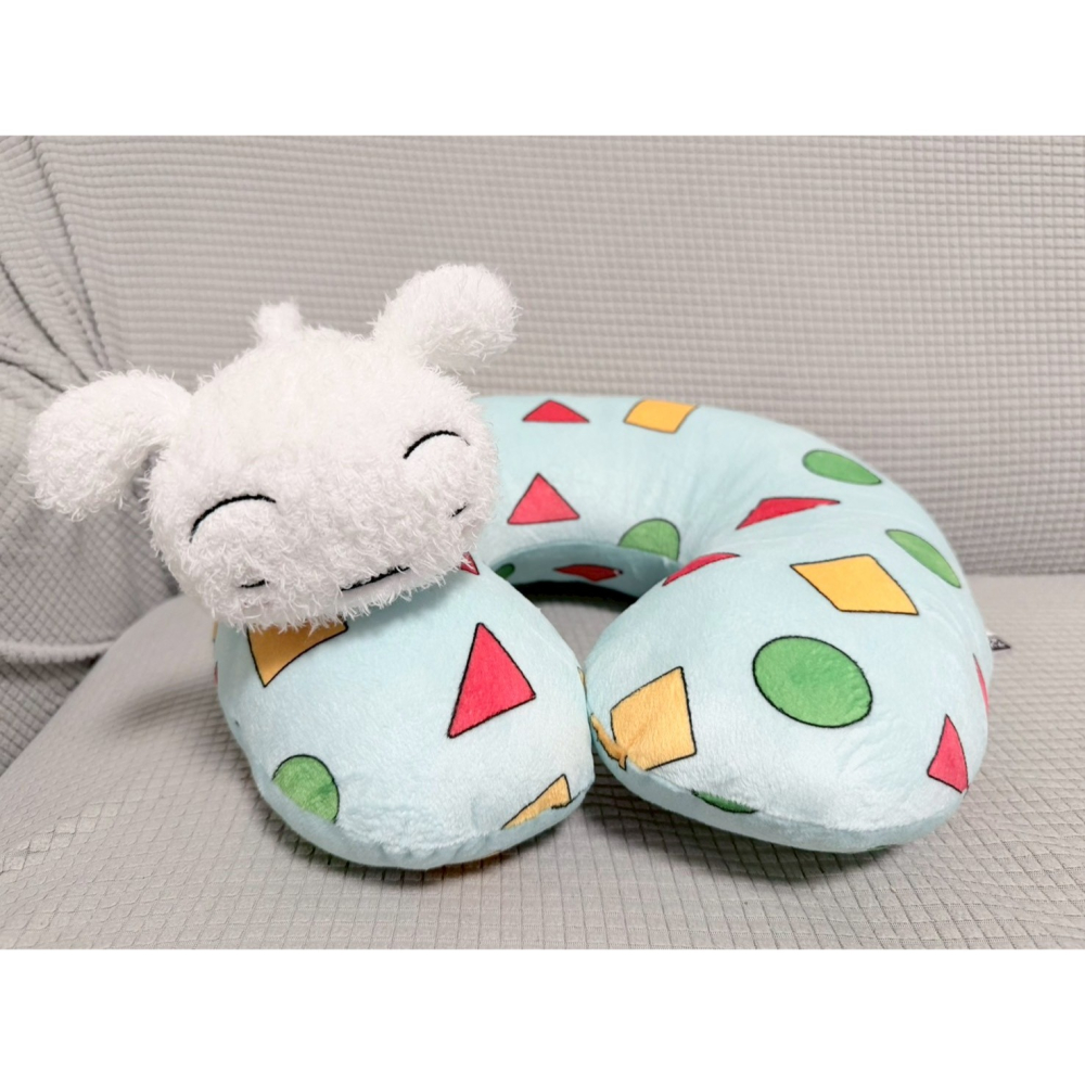 日本景品 蠟筆小新 小白娃娃 睡衣造型 頸枕 舒適枕 午休枕-細節圖2