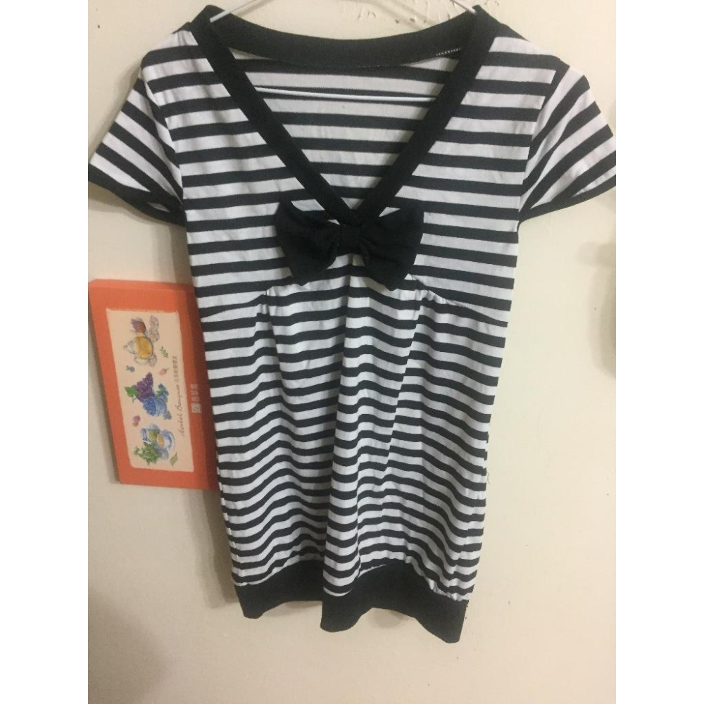 二手轉售 經典百搭！黑白條紋蝴蝶結 V 領上衣TEE-細節圖2