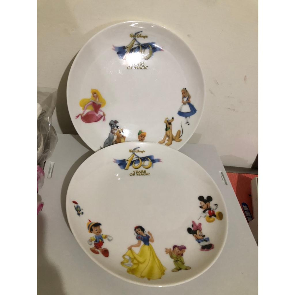 迪士尼100週年 盤子 2入組 全新收藏品 仙度瑞拉 唐老鴨 小飛象 小木偶 白雪公主 糊塗蛋 米奇-細節圖2