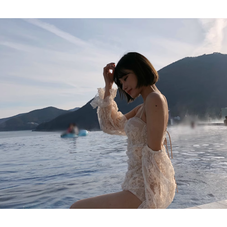 2025年新款連身長袖泳衣女蕾絲鋼托聚攏露背度假溫泉泳裝-細節圖4