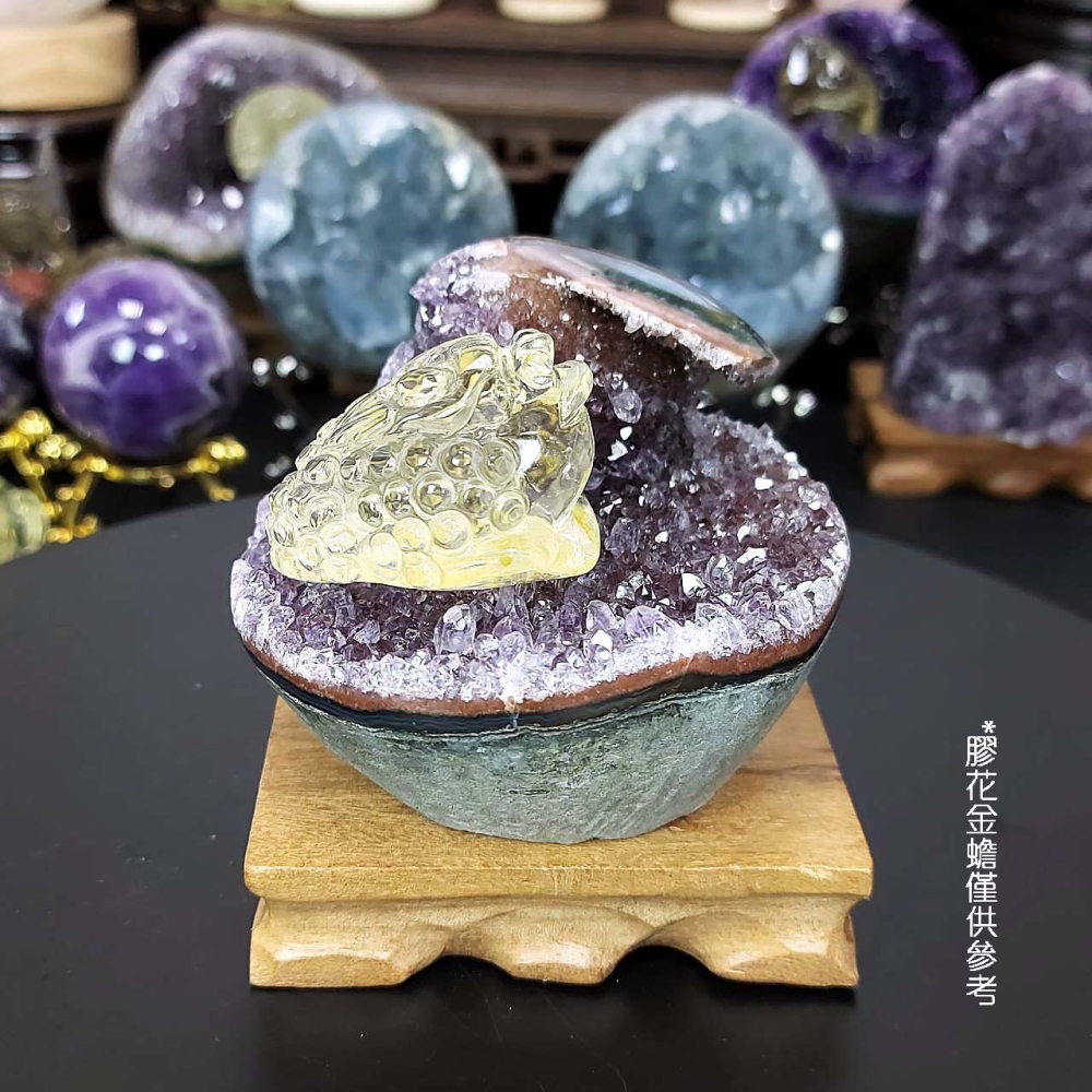 紫晶鎮 彩晶鎮 晶牙閃閃亮亮 紫紅底帶晶花柱 微官帽*一圖一物*像圓形沙發座 辦公桌療癒擺件 淨化磁場-細節圖2