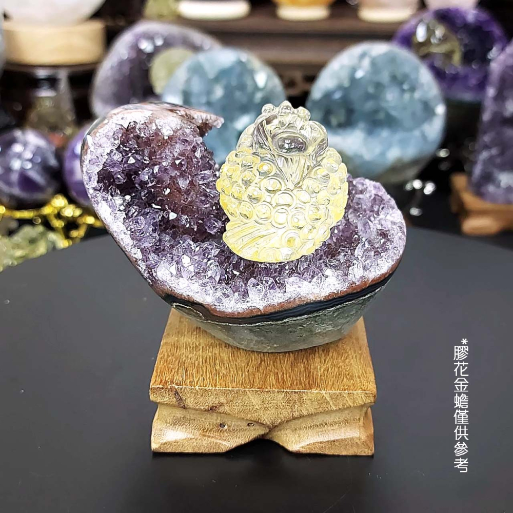 紫晶鎮 彩晶鎮 晶牙閃閃亮亮 紫紅底帶晶花柱 微官帽*一圖一物*像圓形沙發座 辦公桌療癒擺件 淨化磁場-細節圖3