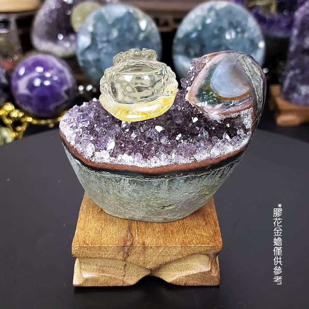 紫晶鎮 彩晶鎮 晶牙閃閃亮亮 紫紅底帶晶花柱 微官帽*一圖一物*像圓形沙發座 辦公桌療癒擺件 淨化磁場-細節圖5