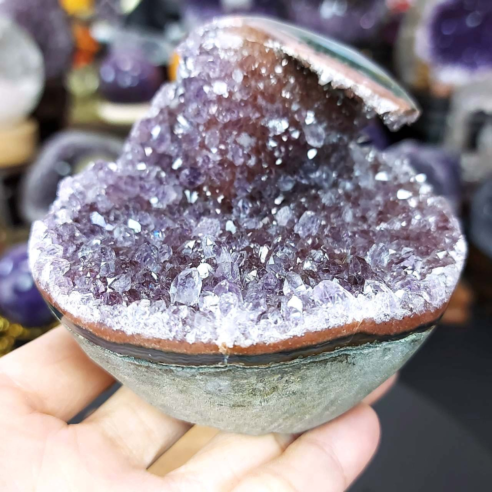 紫晶鎮 彩晶鎮 晶牙閃閃亮亮 紫紅底帶晶花柱 微官帽*一圖一物*像圓形沙發座 辦公桌療癒擺件 淨化磁場-細節圖6