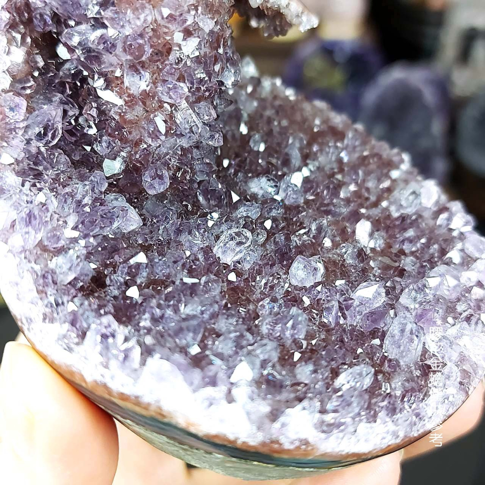 紫晶鎮 彩晶鎮 晶牙閃閃亮亮 紫紅底帶晶花柱 微官帽*一圖一物*像圓形沙發座 辦公桌療癒擺件 淨化磁場-細節圖7