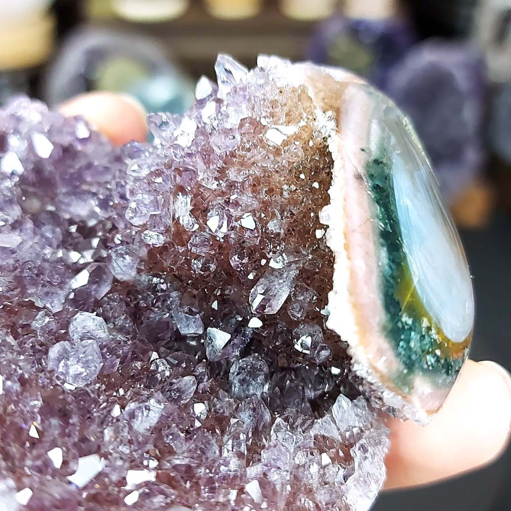 紫晶鎮 彩晶鎮 晶牙閃閃亮亮 紫紅底帶晶花柱 微官帽*一圖一物*像圓形沙發座 辦公桌療癒擺件 淨化磁場-細節圖8