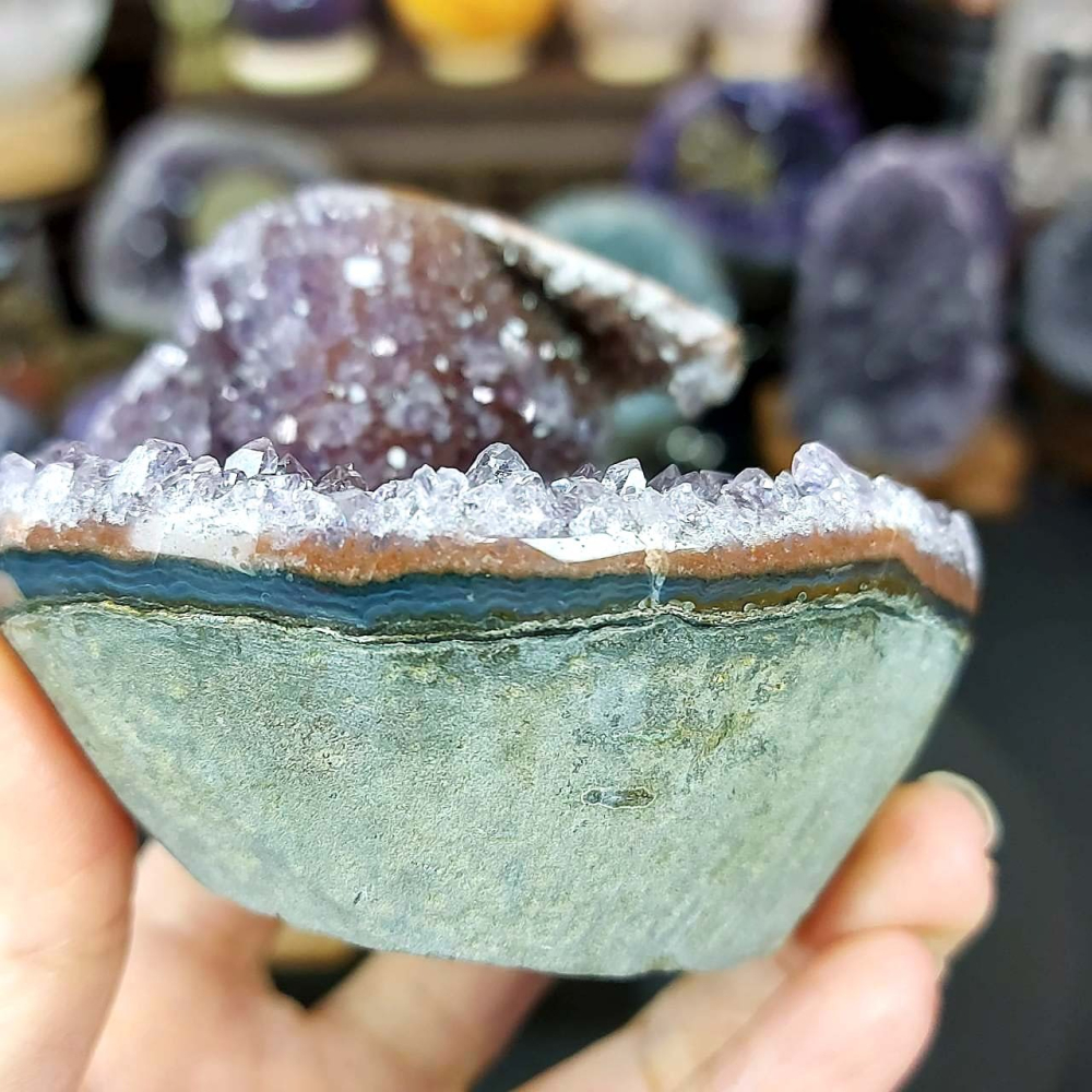 紫晶鎮 彩晶鎮 晶牙閃閃亮亮 紫紅底帶晶花柱 微官帽*一圖一物*像圓形沙發座 辦公桌療癒擺件 淨化磁場-細節圖9