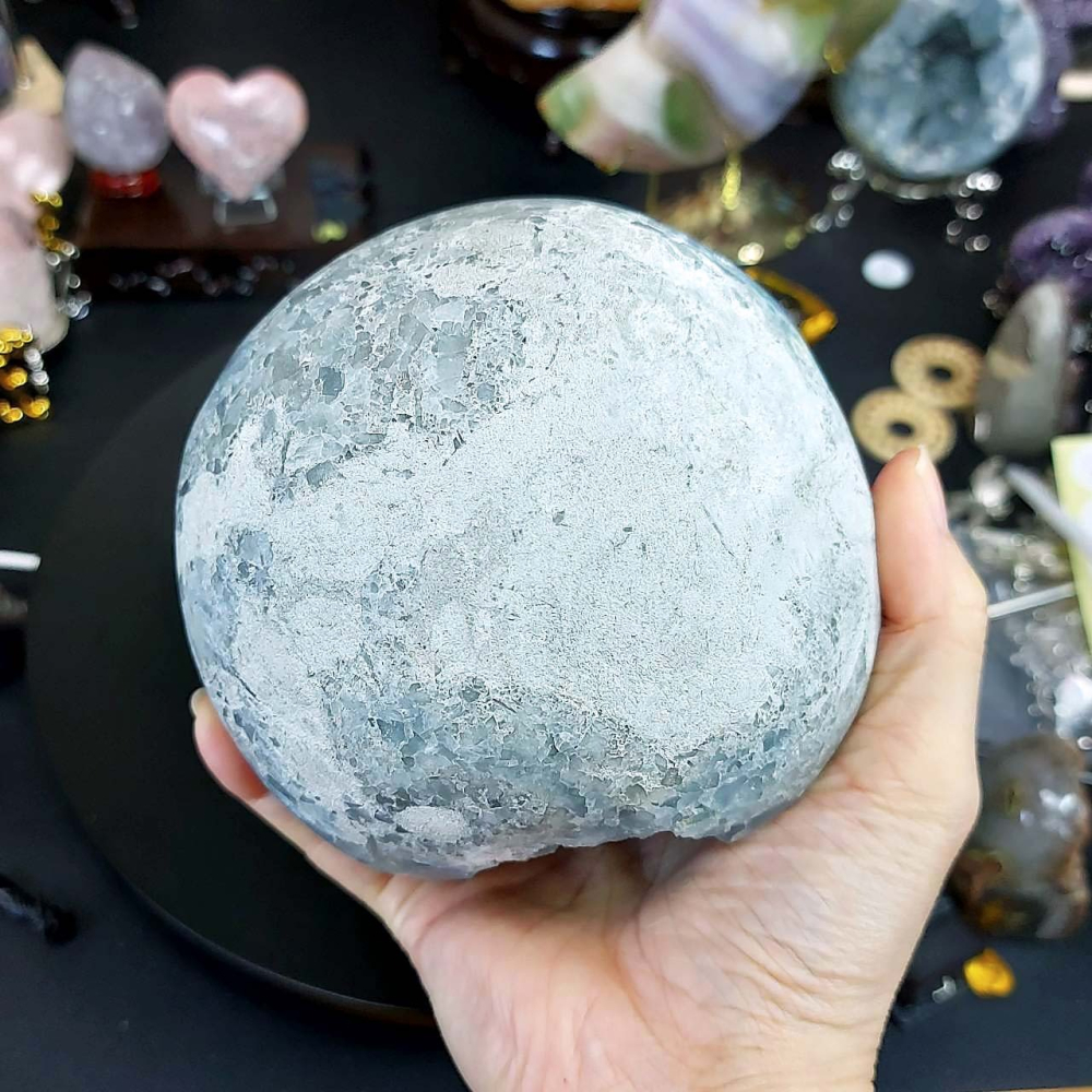 沁藍色 天青石球11.3公分 開口笑 有窩 有平台(附旋轉木座)*改善不良磁場 提升好心情 提升表達能力 送禮自用兩相宜-細節圖6