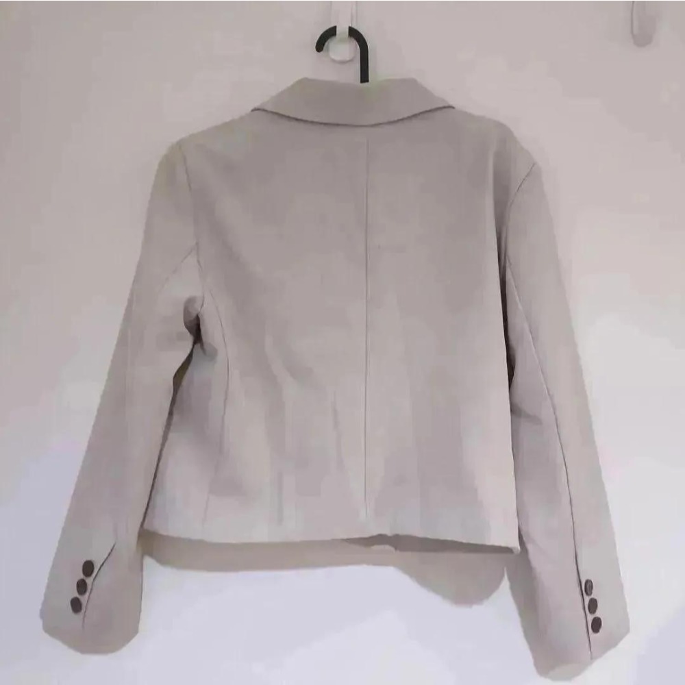 杏色 微短版 微墊肩西裝外套-細節圖2