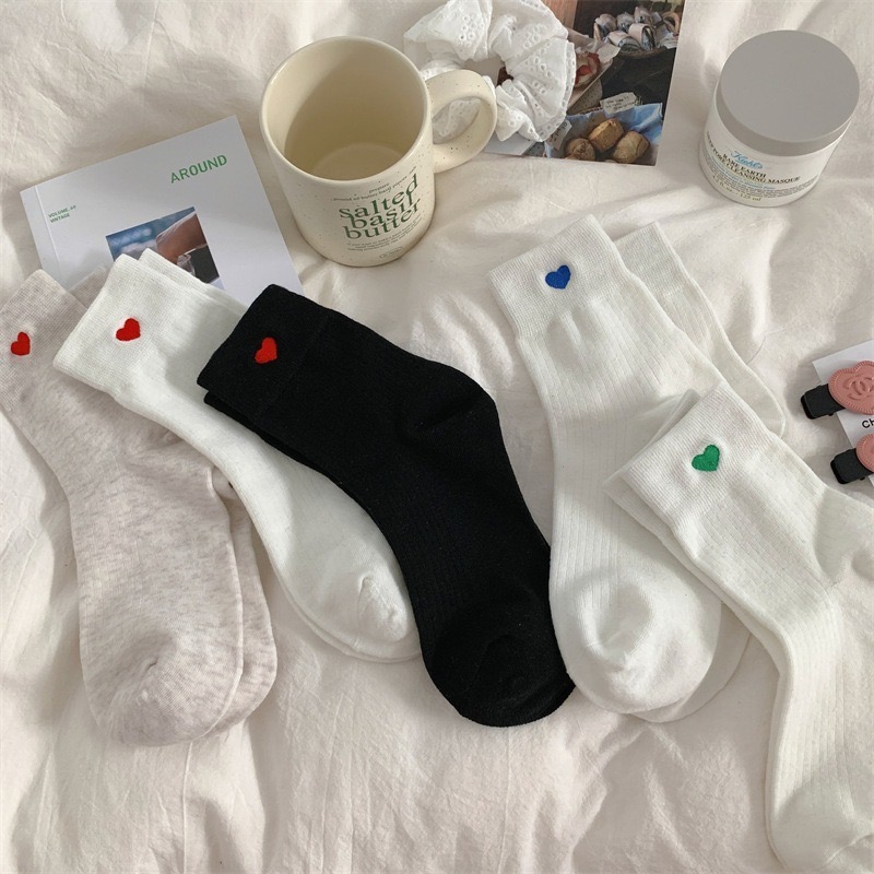 🔥台灣現貨🔥 女中筒襪 女襪 愛心襪 刺繡愛心 女長襪 棉襪 素色襪 白襪 黑襪 學生襪 文青襪 百搭-細節圖3