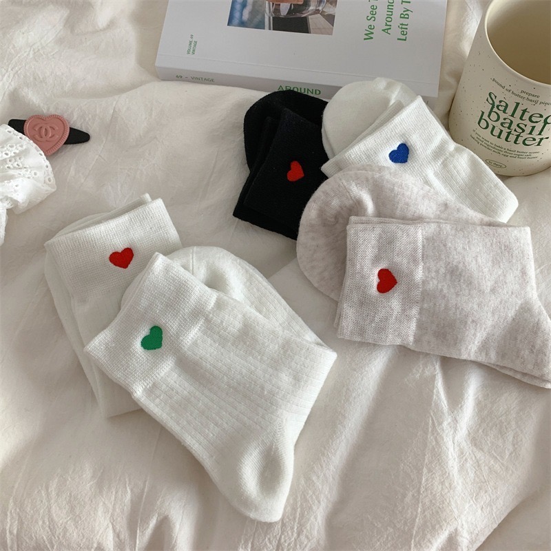 🔥台灣現貨🔥 女中筒襪 女襪 愛心襪 刺繡愛心 女長襪 棉襪 素色襪 白襪 黑襪 學生襪 文青襪 百搭-細節圖4