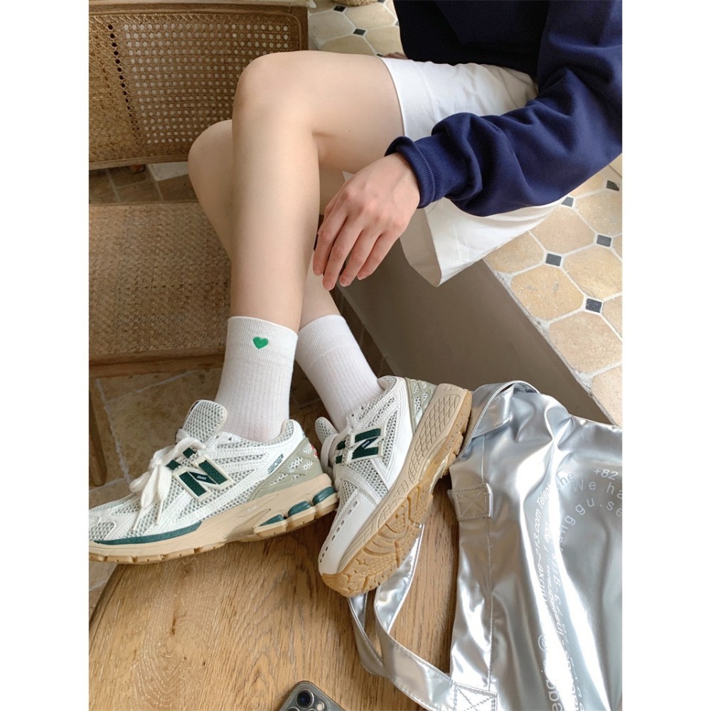 🔥台灣現貨🔥 女中筒襪 女襪 愛心襪 刺繡愛心 女長襪 棉襪 素色襪 白襪 黑襪 學生襪 文青襪 百搭-細節圖5