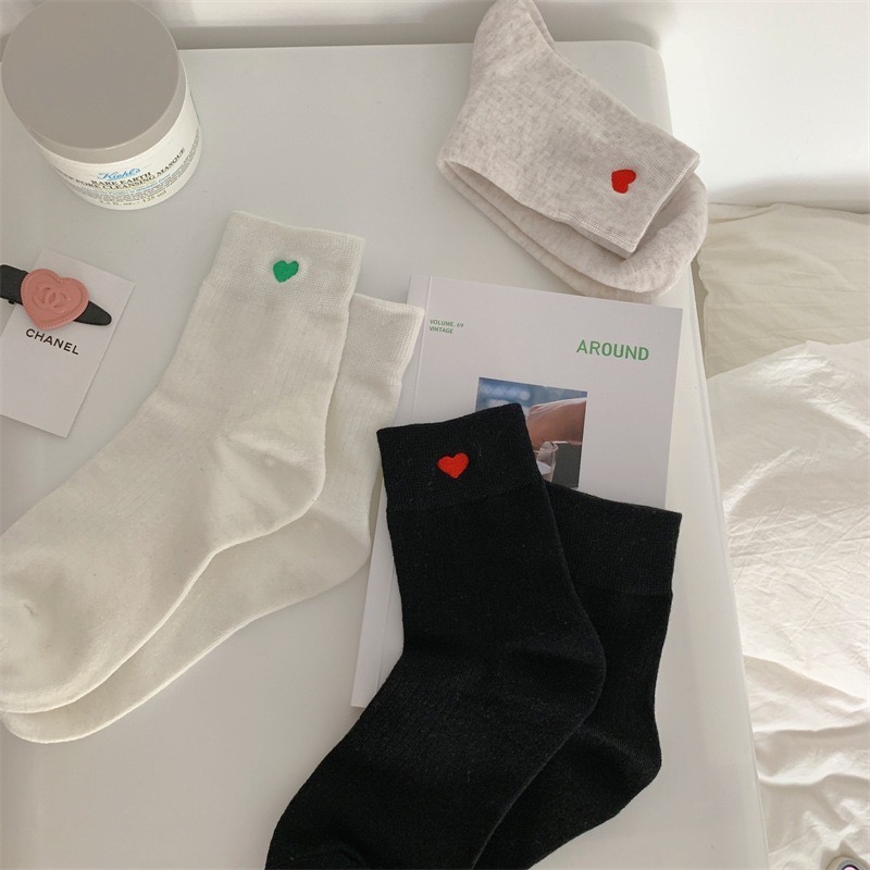 🔥台灣現貨🔥 女中筒襪 女襪 愛心襪 刺繡愛心 女長襪 棉襪 素色襪 白襪 黑襪 學生襪 文青襪 百搭-細節圖6