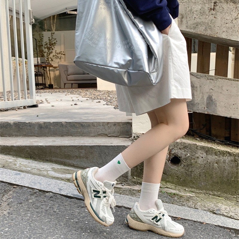 🔥台灣現貨🔥 女中筒襪 女襪 愛心襪 刺繡愛心 女長襪 棉襪 素色襪 白襪 黑襪 學生襪 文青襪 百搭-細節圖7