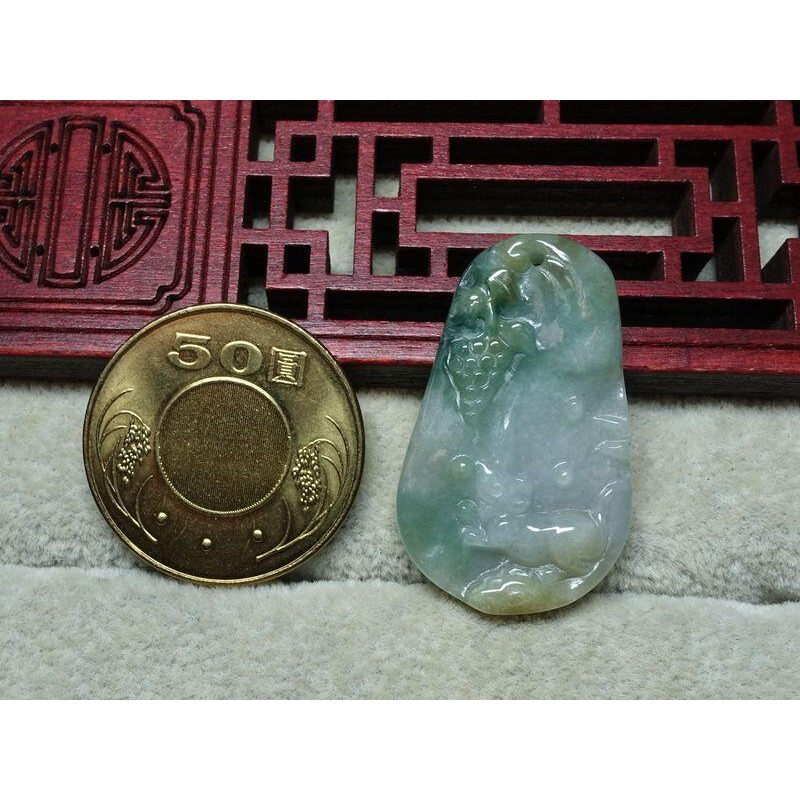 清貨不議價995元~天然翡翠緬甸玉A貨/黃加綠，鼠牌玉墜~附証附繩鍊~(68Z1043)~孫裴筠-細節圖3