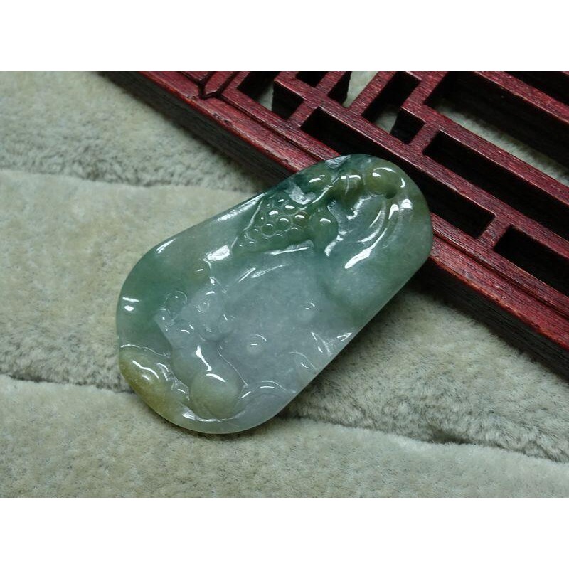 清貨不議價995元~天然翡翠緬甸玉A貨/黃加綠，鼠牌玉墜~附証附繩鍊~(68Z1043)~孫裴筠-細節圖4