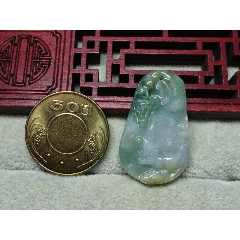 清貨不議價1080元~天然翡翠緬甸玉A貨/黃加綠，鼠牌玉墜~附証附繩鍊~(68Z1043)~孫裴筠-細節圖3