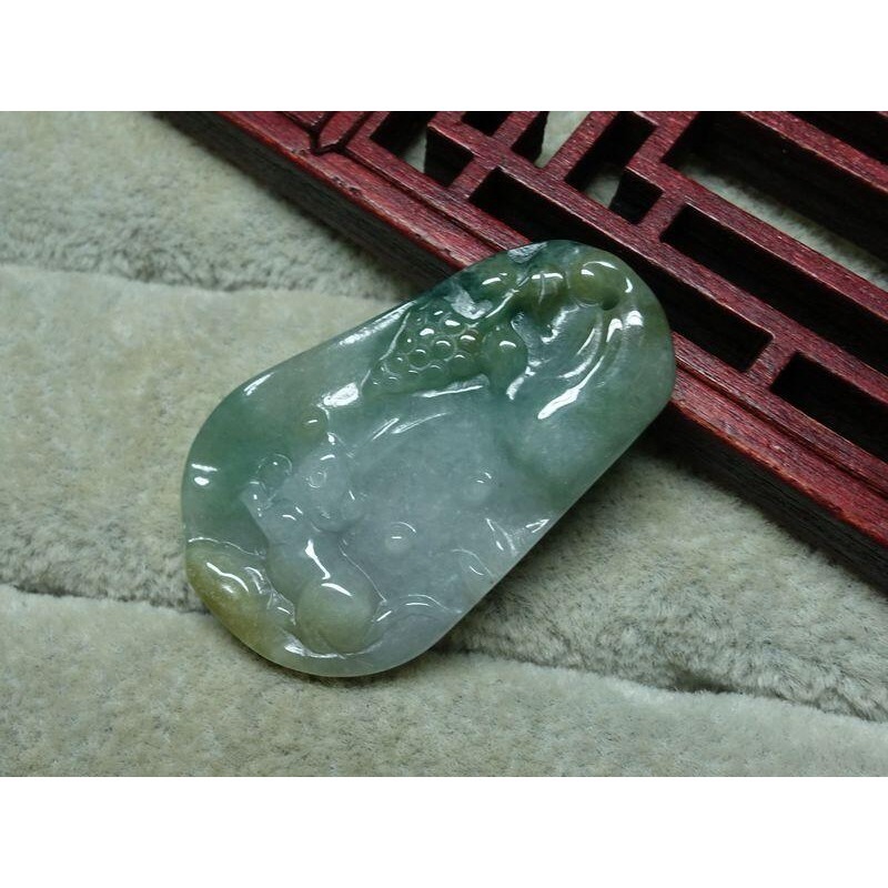 清貨不議價1080元~天然翡翠緬甸玉A貨/黃加綠，鼠牌玉墜~附証附繩鍊~(68Z1043)~孫裴筠-細節圖4