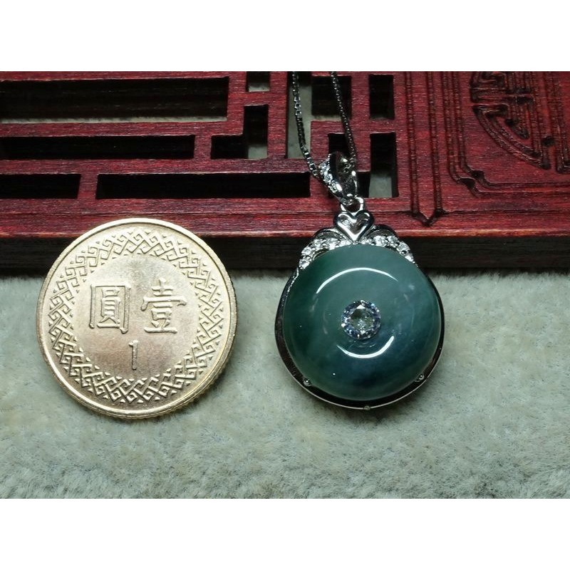 清貨不議價1200元~天然緬甸玉A貨/飄綠，S925銀/小平安扣玉墜~附証附鍊~(53Z1402-1)~孫裴筠-細節圖2