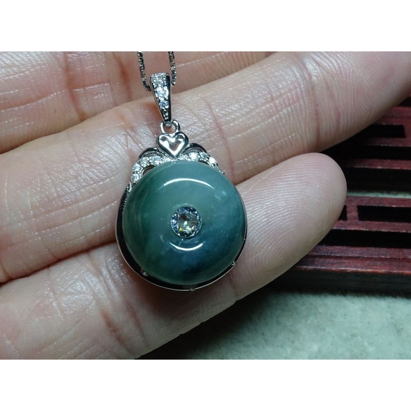 清貨不議價1200元~天然緬甸玉A貨/飄綠，S925銀/小平安扣玉墜~附証附鍊~(53Z1402-1)~孫裴筠-細節圖5