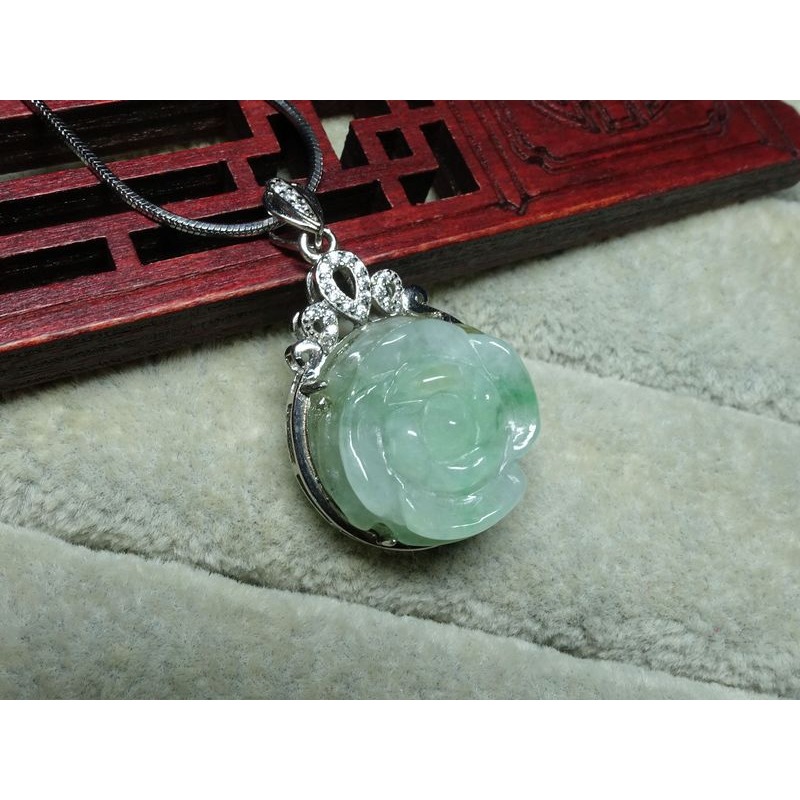 清貨不議價1200元~天然緬甸玉A貨/飄綠，S925銀/花朵玉墜~附証附鍊~(12Z1371-8)~孫裴筠-細節圖5