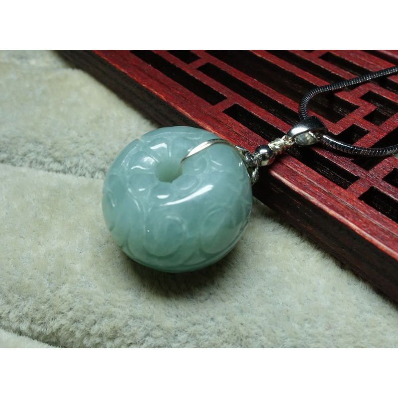清貨不議價1200元~天然緬甸玉A貨/微綠，仿古雕平安扣玉墜~附証附墜頭附鍊~(63Z1529-1)~孫裴筠-細節圖2