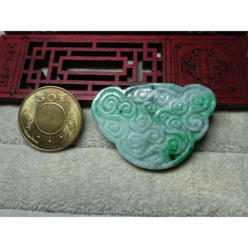 清貨不議價1300元~天然翡翠緬甸玉A貨/微綠，仿古雕如意玉墜~附証附繩鍊~(91Z1421-2)~孫裴筠-細節圖4