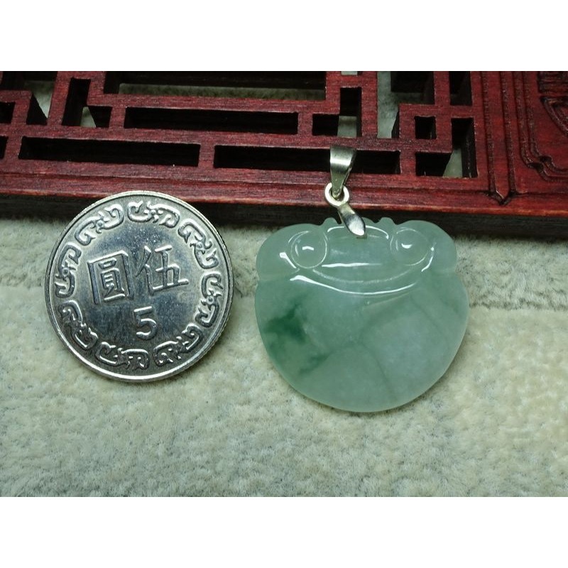 清貨不議價799元~天然翡翠緬甸玉A貨/冰糯飄綠，如意玉墜~附証附墜頭~(96Z773)~孫裴筠-細節圖3