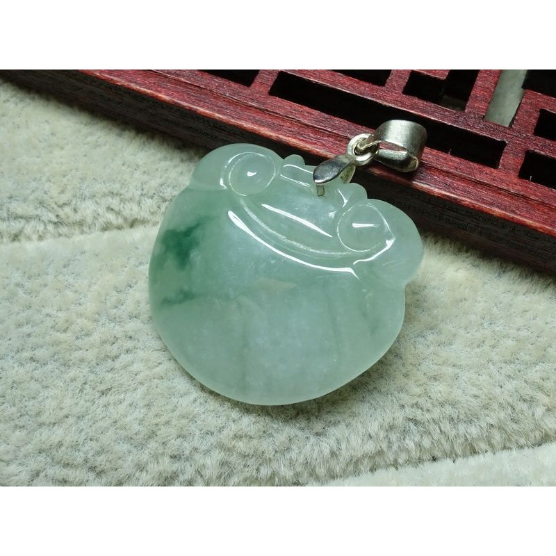 清貨不議價799元~天然翡翠緬甸玉A貨/冰糯飄綠，如意玉墜~附証附墜頭~(96Z773)~孫裴筠-細節圖4