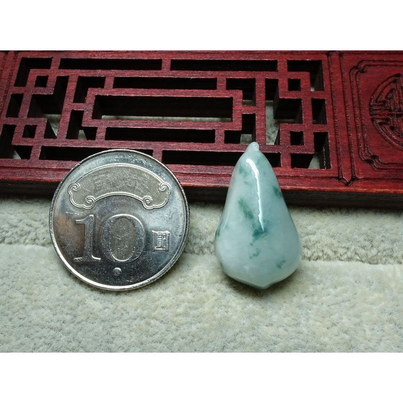 清貨不議價799元~天然緬甸玉A貨/糯種飄綠，福瓜玉墜~附證附繩鍊~(28Z571)~孫裴筠-細節圖3