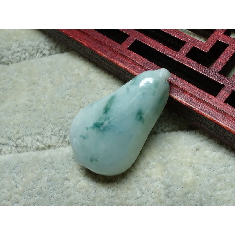 清貨不議價799元~天然緬甸玉A貨/糯種飄綠，福瓜玉墜~附證附繩鍊~(28Z571)~孫裴筠-細節圖4