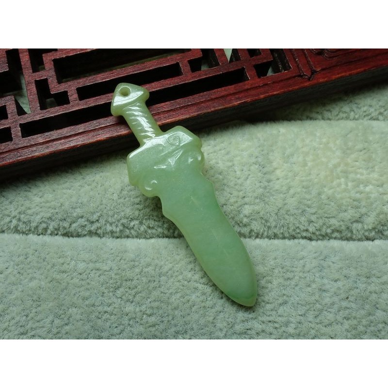 清貨不議價888元~天然緬甸玉A貨/微黃微綠，寶劍玉墜~附證附繩鍊~(38Z709)~孫裴筠-細節圖5