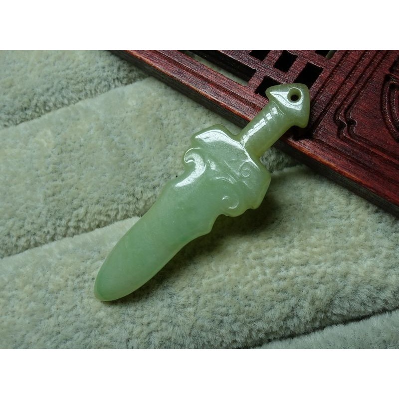 清貨不議價888元~天然緬甸玉A貨/微黃微綠，寶劍玉墜~附證附繩鍊~(38Z709)~孫裴筠-細節圖6